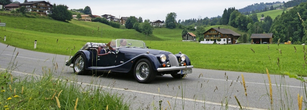 Groene oldtimer op de weg
