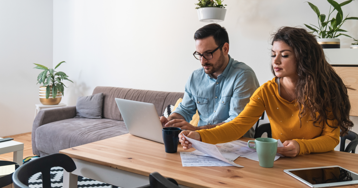 Bezorgd stel dat rekeningen aan het betalen is
