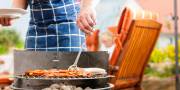 In de achter tuin aan het bbqen 