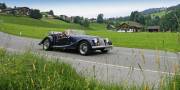Groene oldtimer op de weg