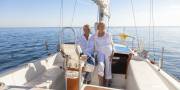 Senior stel op een boot