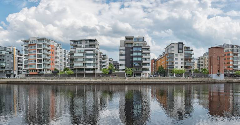 Rij met appartementen aan de waterkant